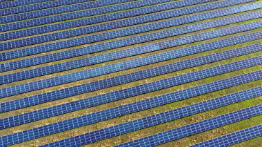 Güneş enerjisi istasyonu panelleri üzerinde hava aracı görüntüleme uçuşu.