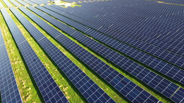 Vôo aéreo da visão do drone sobre painéis da central de energia solar. — Fotografia de Stock