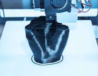 Nesneler 3D yazıcı tarafından basıldı. Koyu filtre. Otomatik olarak üç boyutlu