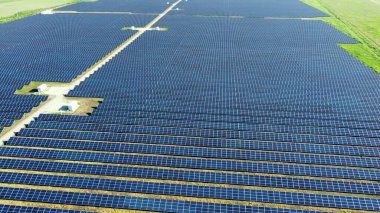 Güneş enerjisi istasyonu panelleri üzerinde hava aracı görüntüleme uçuşu.
