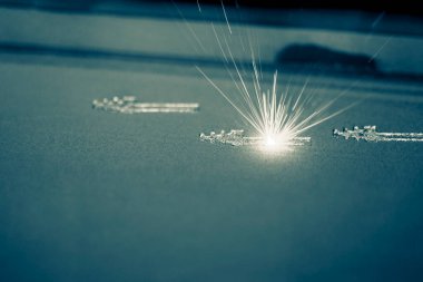 Metal tozundan çıkan 3 boyutlu yazıcı izi. Metal lazer altında yanar.