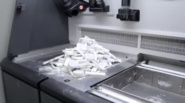 Beyaz plastik tozundan endüstriyel 3D yazıcıya basılmış nesneler ve modeller