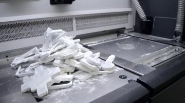 Beyaz plastik tozundan endüstriyel 3D yazıcıya basılmış nesneler ve modeller