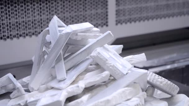 Przedmioty i modele drukowane na przemysłowej drukarce 3D z białego proszku z tworzywa sztucznego — Wideo stockowe
