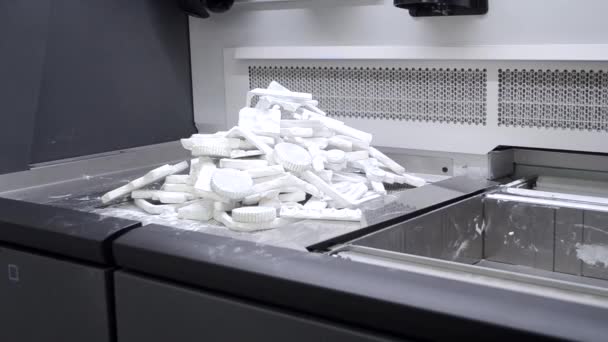 Objecten en modellen gedrukt op industriële 3D printer van wit plastic poeder — Stockvideo