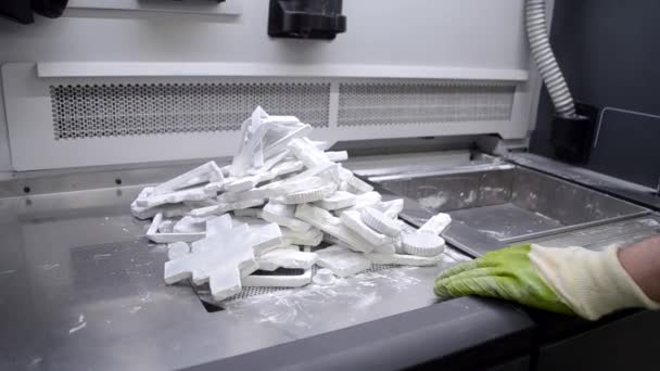 Objets et modèles imprimés sur imprimante 3D industrielle à partir de poudre plastique blanche — Video