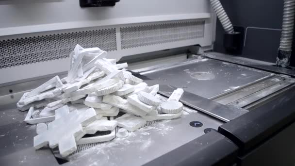 Objets et modèles imprimés sur imprimante 3D industrielle à partir de poudre plastique blanche — Video