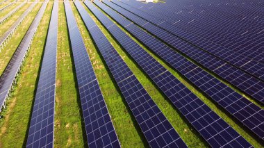 Güneş enerjisi istasyonu panelleri üzerinde hava aracı görüntüleme uçuşu.