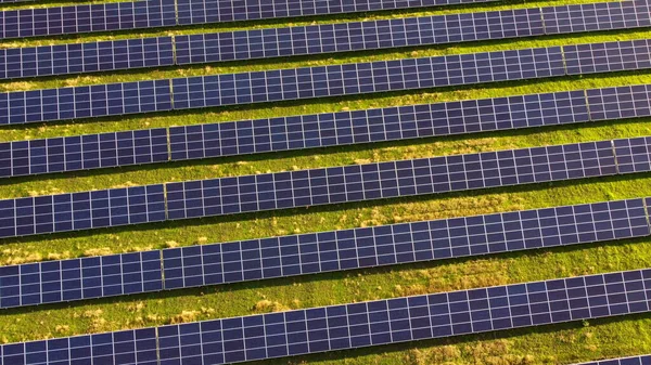 Letecký bezpilotní let nad panely solárních elektráren. — Stock fotografie