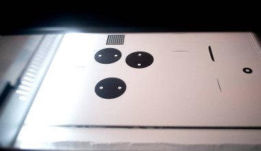 Toz 3D yazıcı beyaz toz poliyamitten modeller yazdırıyor