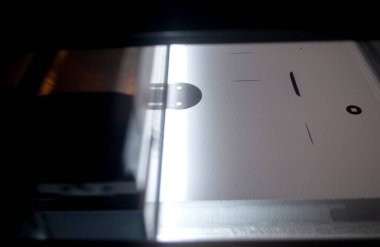 Büyük endüstriyel 3D yazıcıda beyaz poliyamitten modeller oluşturuluyor