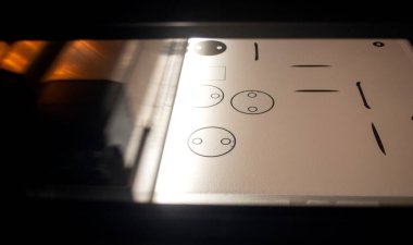 Büyük endüstriyel 3D yazıcıda beyaz poliyamitten modeller oluşturuluyor