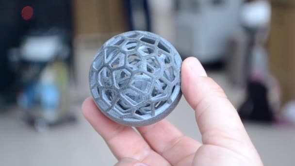 मनुष्य 3D प्रिंटरवर छापील त्याच्या हातात मॉडेल आहे . — स्टॉक व्हिडिओ