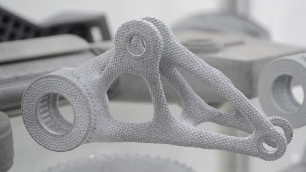 L'oggetto stampato sulla stampante 3D a polvere industriale — Video Stock