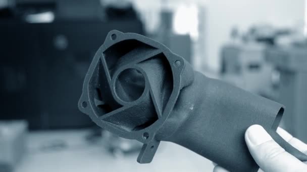 Mężczyzna trzymający w ręku model wydrukowany na drukarce 3D. — Wideo stockowe