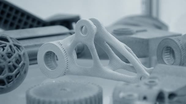 Objek yang dicetak pada printer bubuk 3D industri — Stok Video