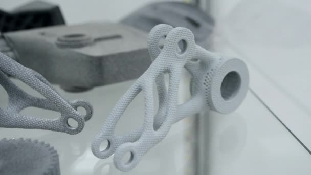 Het object gedrukt op industriële poeder 3D printer. — Stockvideo