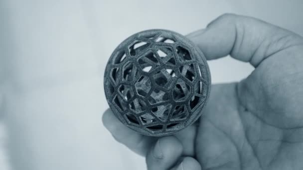 मनुष्य 3D प्रिंटरवर छापील त्याच्या हातात मॉडेल आहे . — स्टॉक व्हिडिओ