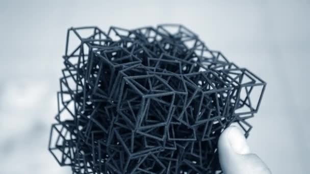 Mennesket holder i sin håndmodell som er trykt på 3D-printe – stockvideo
