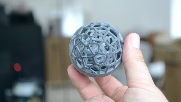 Man met in zijn hand model dat gedrukt is op 3D printer. — Stockvideo