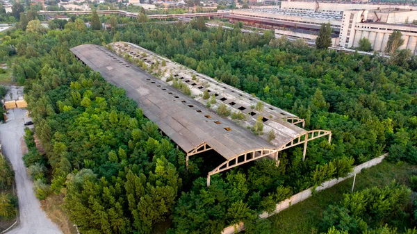 Aerial drone view flight over over old, destroyed, overgrown with trees building — Stock Photo, Image