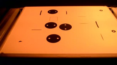 Büyük endüstriyel 3D yazıcıda beyaz poliyamid tozundan modeller oluşturuluyor