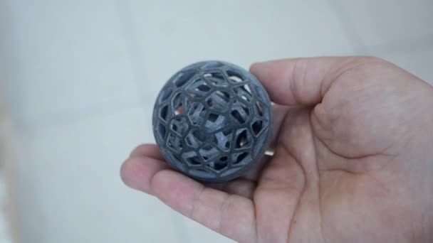 Man met in zijn hand model dat gedrukt is op 3D printer. — Stockvideo