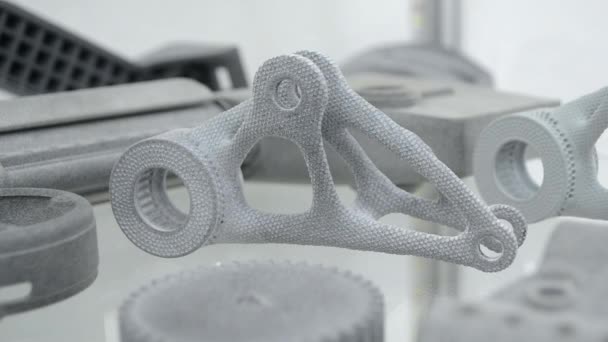 Het object gedrukt op industriële poeder 3D printer. — Stockvideo