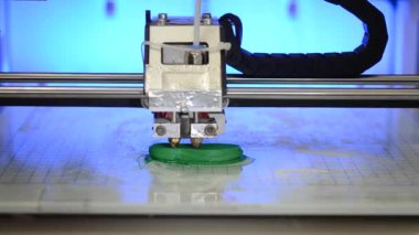 3d yazıcı parlak yeşil model yakın plan.