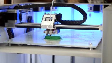 3D yazıcı erimiş plastik yeşili biçiminde yazdırır.