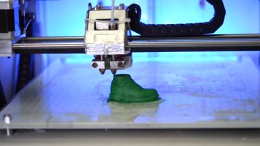 3d yazıcı parlak yeşil model yakın plan.