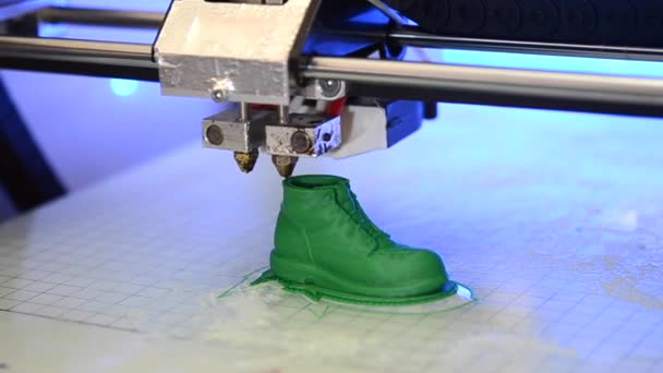 Impresora 3D imprime la forma de plástico fundido verde. — Vídeos de Stock