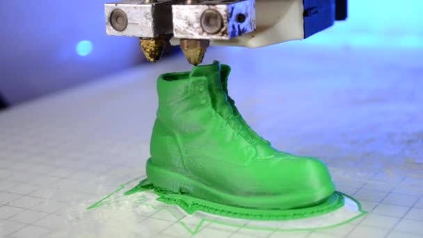 3D printer prints the form of molten plastic green. — Stock Video