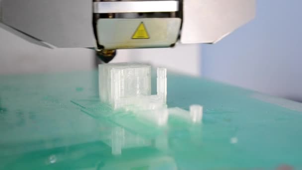 Pencetak 3D bekerja dan membuat obyek dari plastik cair panas — Stok Video