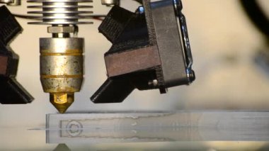 Bulanık arkaplanda 3D yazıcı çalışıyor