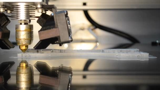 Рабочий 3D принтер, руководитель 3D принтера в действии — стоковое видео