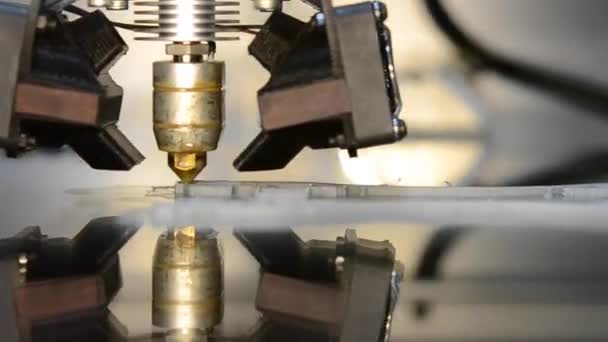 3D tiskárna tiskne šedé objekty na zrcadlově reflexní povrch zblízka. — Stock video