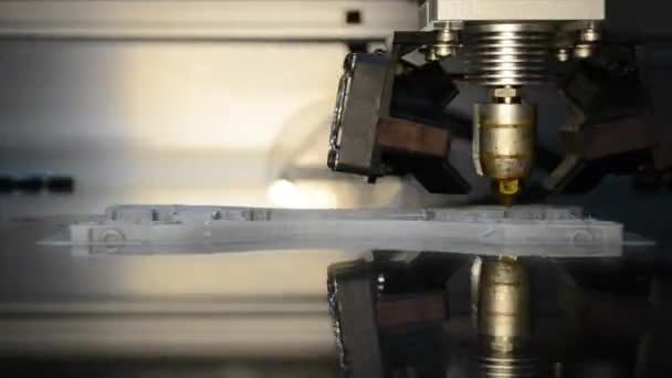 Drukarka 3d drukująca szare obiekty na powierzchni lustrzanej zbliżenie. — Wideo stockowe