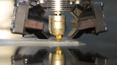 3d yazıcı, ayna yansıtıcı yüzeyine gri nesneler yazdırıyor..