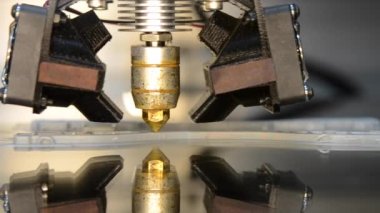 Otomatik üç boyutlu 3d yazıcı plastik modelleme laboratuvarda gerçekleştirir.