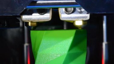 3D yazıcı, sıcak erimiş plastikle nesneyi oluşturur