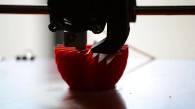 Sıcak plastik izole bir nesneden modern bir 3D yazıcıya yazdırma