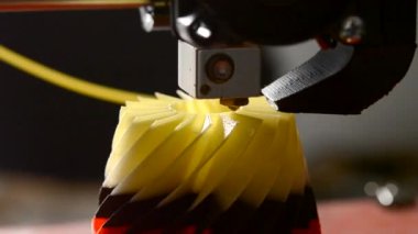 sıcak plastik yalıtılmış nesne yakın çekim dan 3D printerlere harcama maddeler