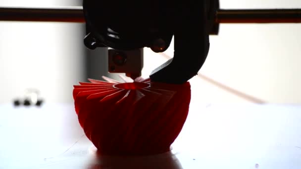 뜨거운 플라스틱에서 분리 된 물체를 확대 한 현대 3D 프린터로 인쇄하는 모습. — 비디오