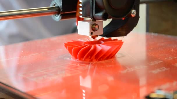 Η εκτύπωση 3D εκτυπωτή Φωτεινό κόκκινο μοντέλο closeup — Αρχείο Βίντεο