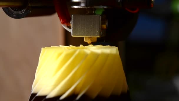 Pencetak 3D dari objek terisolasi plastik panas close-up — Stok Video