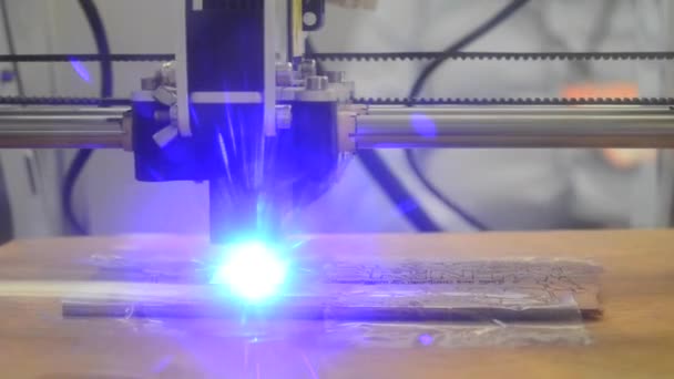 3d printer laser beam burns the pattern — Stock Video