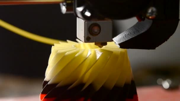 3D принтер из горячей пластиковой изоляции объекта крупным планом — стоковое видео