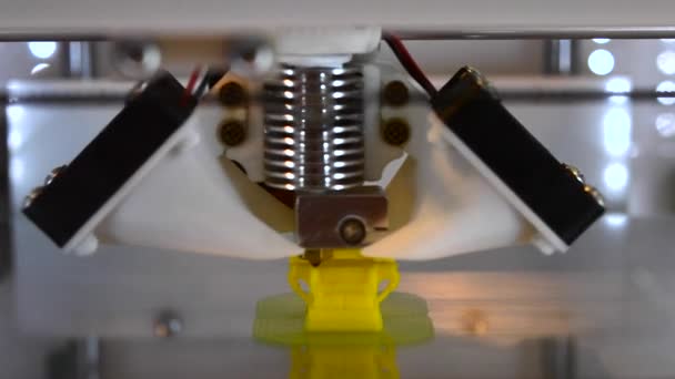 뜨거운 플라스틱에서 분리 된 물체를 확대 한 현대 3D 프린터로 인쇄하는 모습. — 비디오