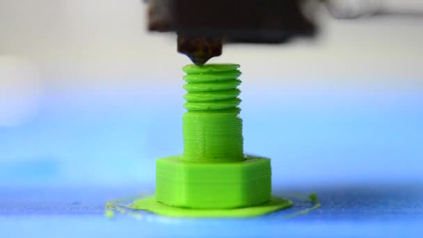 3D-Drucker druckt von der Plastikfigur in Form einer Schraube — Stockvideo